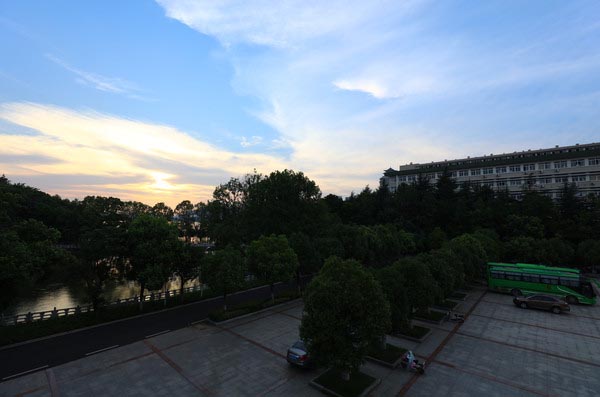 藍天下的民族大學