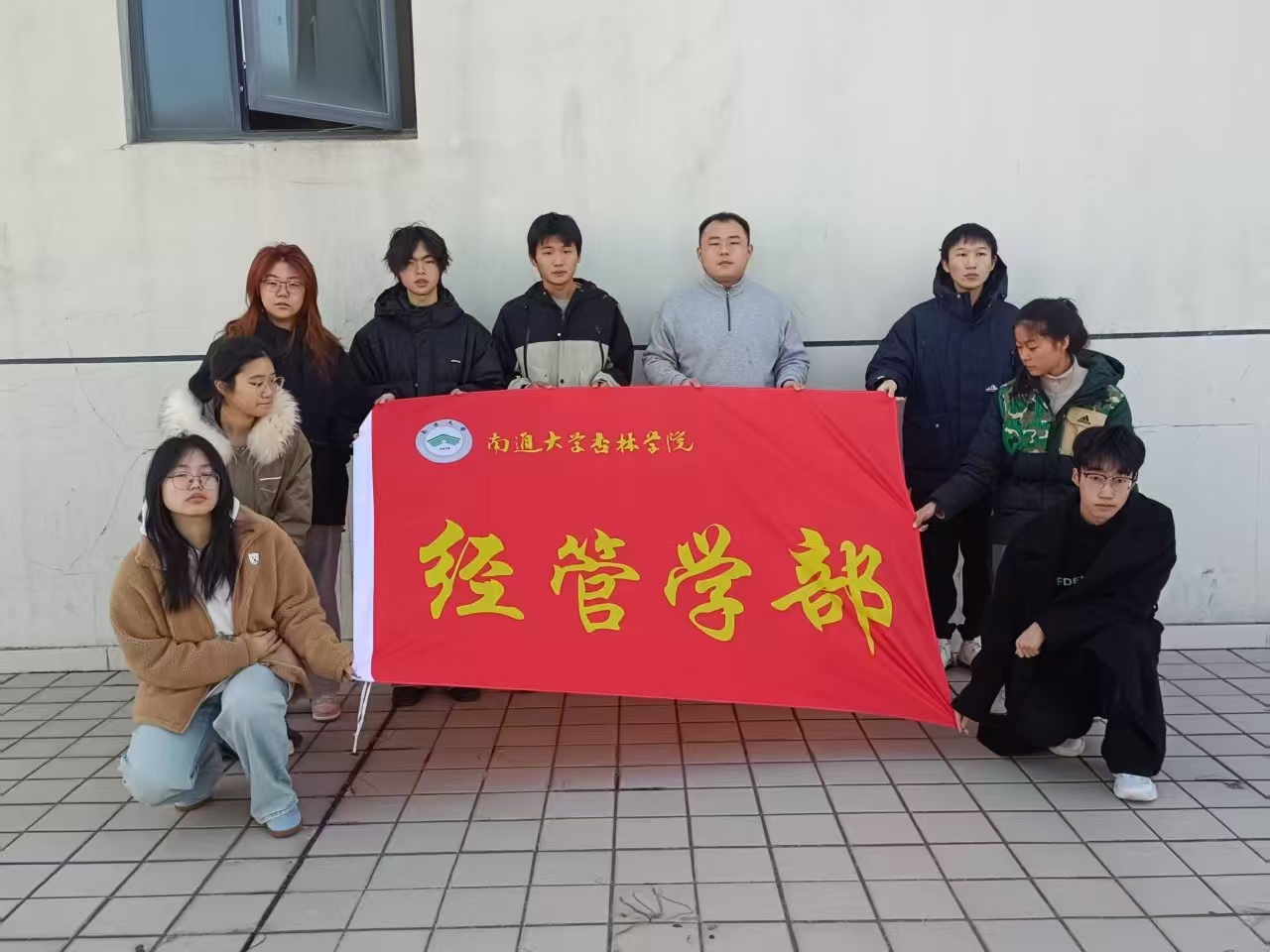 南通大學(xué)杏林學(xué)院“桑榆不落單隊(duì)”在無(wú)錫鄉(xiāng)村與南京養(yǎng)老院傳遞非遺絨花之美
