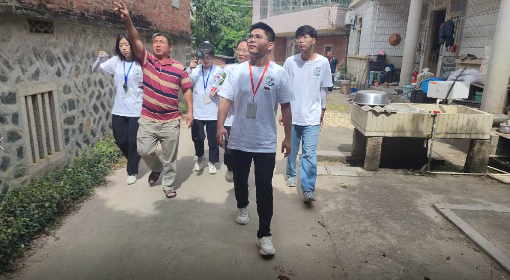 集美大學(xué)誠毅學(xué)院“溪望”暑期社會(huì)實(shí)踐隊(duì)|實(shí)地調(diào)研鶴前荔枝，機(jī)械助力鄉(xiāng)村振興