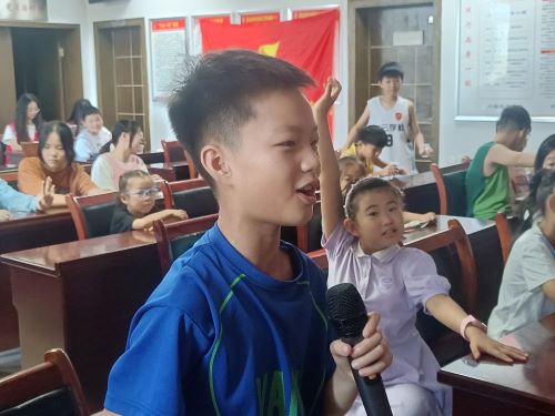 圖為小朋友回答志愿者問(wèn)題的場(chǎng)景