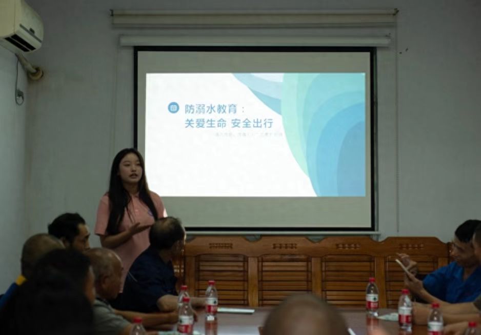 重慶人文科技學(xué)院三下鄉(xiāng)：宣講防溺水防中暑，走進(jìn)中小企業(yè)